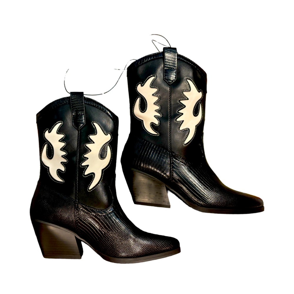 SODA BLACK & WHITE COWBOY BOOTS NWT
